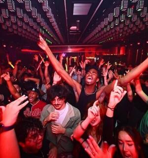 一群人在俱乐部里举起手臂