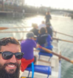 船上一位留着胡子、戴着墨镜的男子