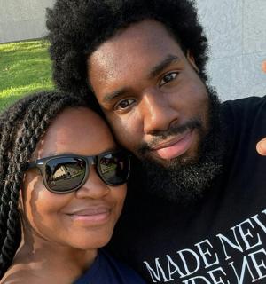 muž a žena pózují pro fotografii