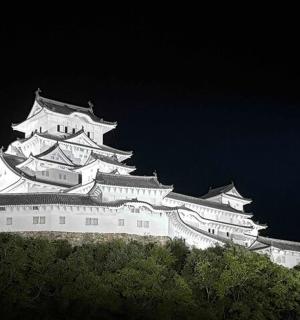 山顶上的一座白色大楼