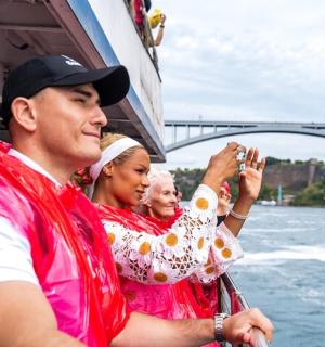 一群人在水中的船上