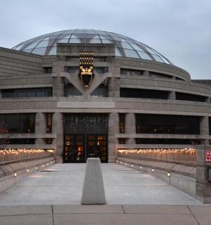 un gran edifici amb una gran cúpula de vidre