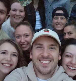 eine Gruppe von Menschen, die für ein Foto posieren