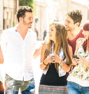 一群人走在街上