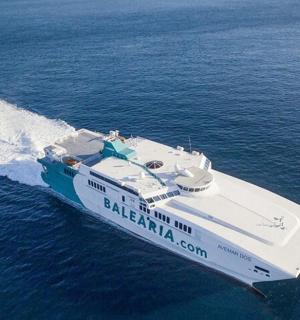 海上水中的一艘大船