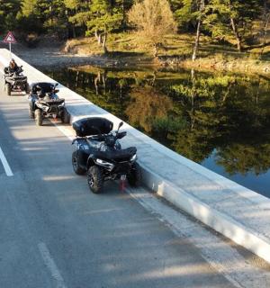 路边停放的一排摩托车