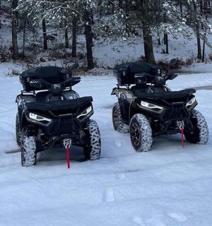 两辆全地形车停在雪地里