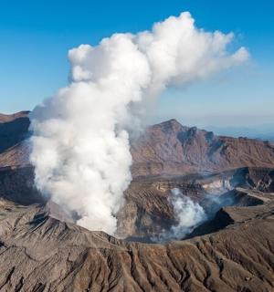 eine Rauchschwaden, die aus einem Vulkan aufsteigen