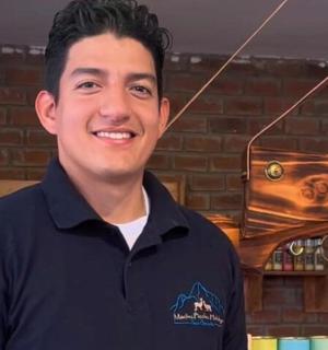 一个男人站在一块木头前