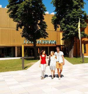 en gruppe mennesker, der går foran en bygning