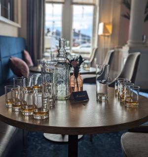 stůl se sklenicemi v místnosti