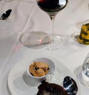 bílý stůl s miskou zmrzliny a sklenicemi na víno