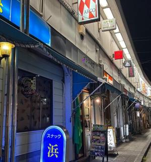 街道边有标志的建筑物