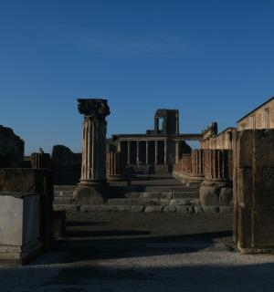 starověké ruiny budovy se sloupy a pilíři