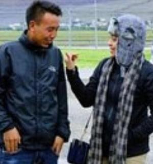 dva muži stojící vedle sebe na parkovišti