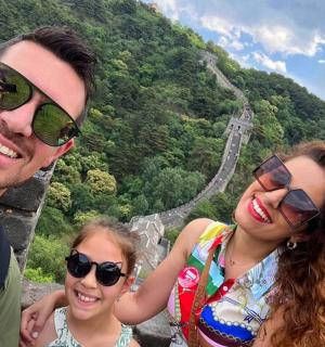 一群人在长城前摆姿势拍照