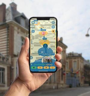 osoba držící v ruce mobilní telefon