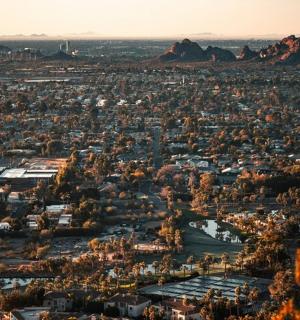linna õhuvaade jõe ja mägedega