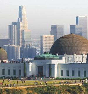 城市前方的一座带有圆顶的大型建筑