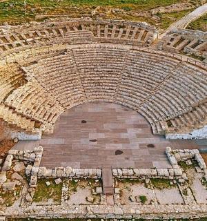 letecký pohled na amfiteátr