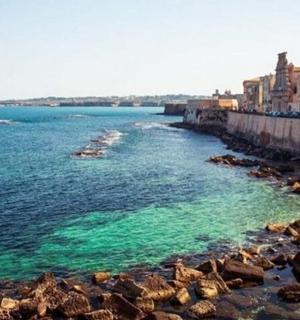 velká vodní plocha se skupinou budov