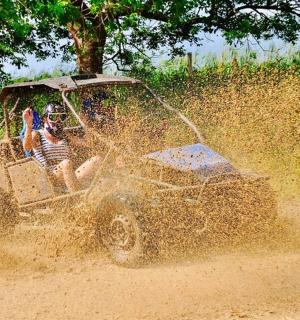 几个人在泥地里骑着越野车