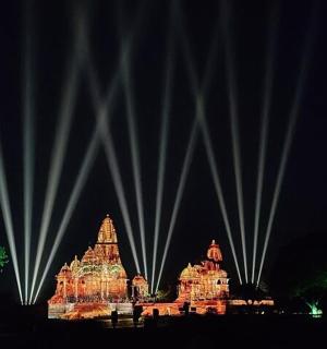 夜晚灯光下的建筑物景观