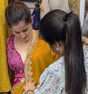 žena pomáhá ženě s vlasy