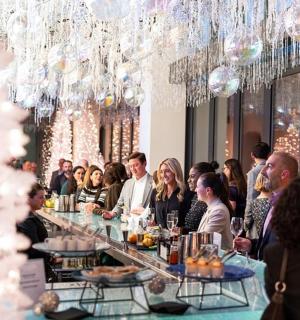 一群人坐在餐厅的一张桌子旁