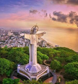 城市前的基督救世主雕像