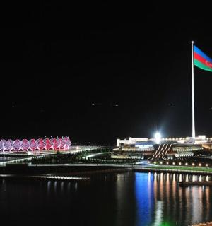 夜里水中的旗杆上飘扬着一面旗帜