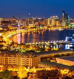 带有港口的城市夜景