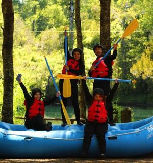 一群人在河上的木筏上