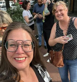 skupina lidí stojících na chodníku