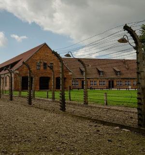 建筑物前面有围栏的谷仓