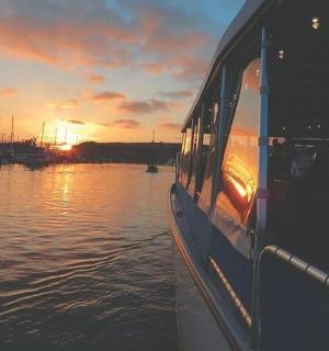 水上的一艘船，背景是日落