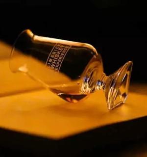 桌子上放着一个玻璃瓶