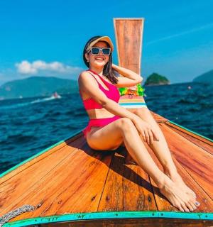 一位身穿比基尼的女子坐在船上