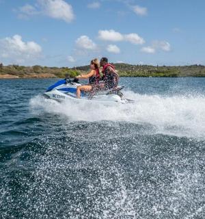 dva lidé na vodním skútru ve vodě