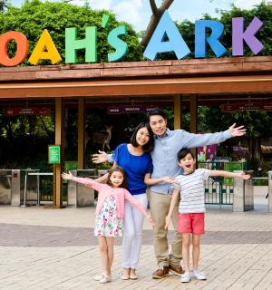 一家人在诺亚方舟前合影