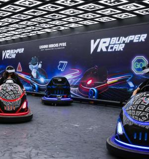 skupina motocyklů zaparkovaných v místnosti