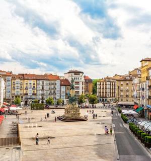 náměstí s fontánou a budovami