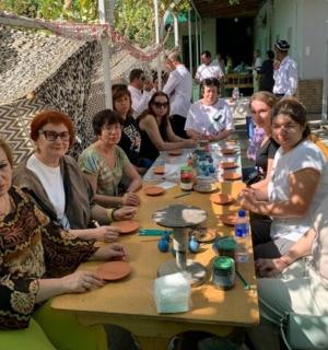 一群人坐在一张桌子旁