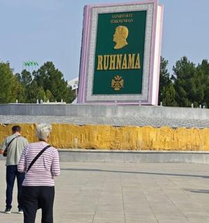 一群人站在标志牌前