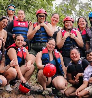 一群人在木筏上摆姿势拍照