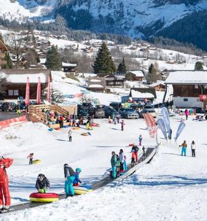 滑雪场上的一群人在雪地里