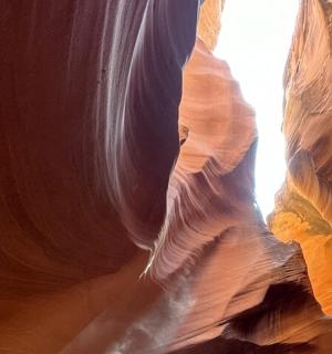 pohled na štěrbinový kaňon s oknem