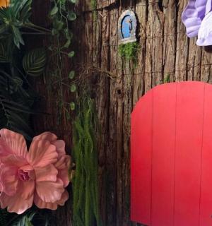 一扇通往开满鲜花的树的门