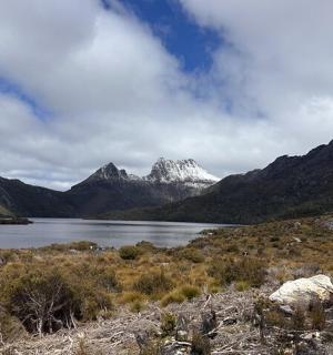 山脉中间的湖泊