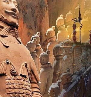 velká socha v místnosti se skupinou soch